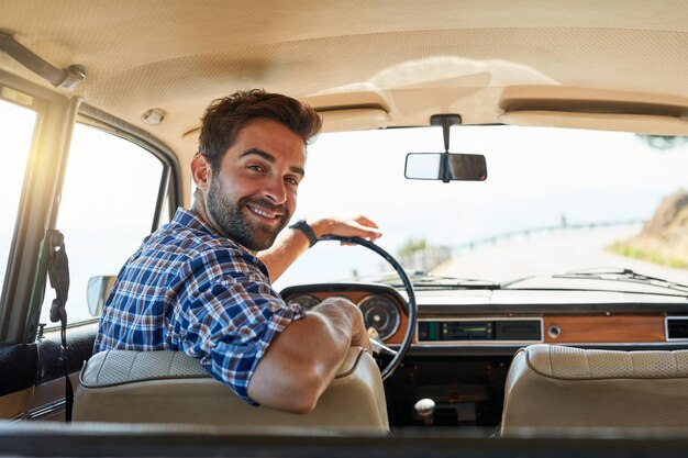 Auto driver e uomo in ritratto per viaggi avventura e vacanza di fine settimana come viaggio in California veicolo all'aperto e trasporto di viaggiatore felice o ragazzo per vacanza viaggio su strada e vacanza estiva