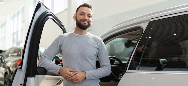 Auto e assicurazione sulla vita per conducente e passeggeri uomo calmo e felice