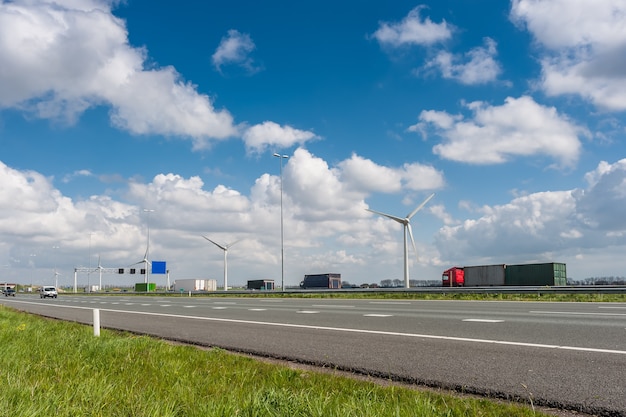 Auto e camion in autostrada, accesso rapido a qualsiasi parte del mondo