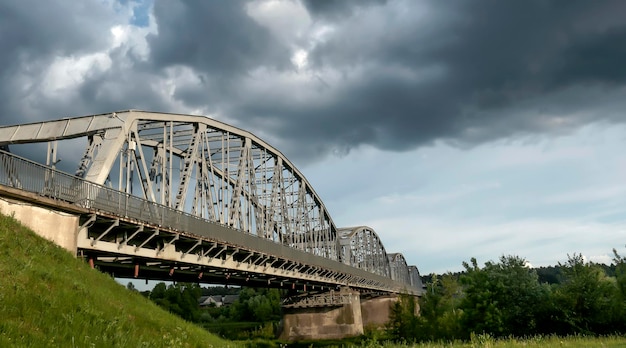 Auto e ponte ferroviario sul fiume