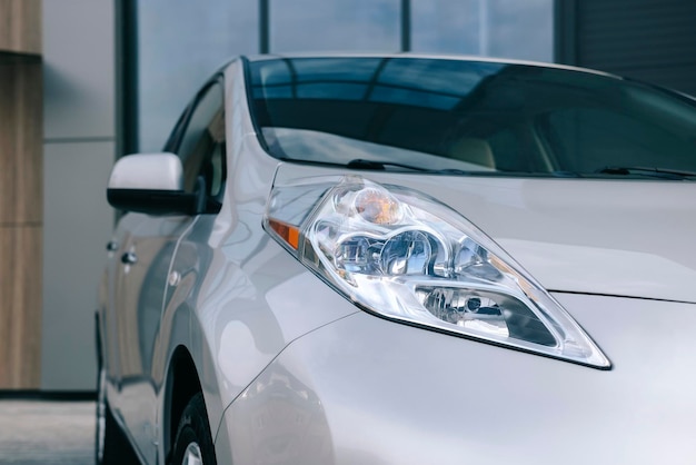 Auto elettrica moderna. Ricarica di veicoli elettrici presso una stazione nel parcheggio.