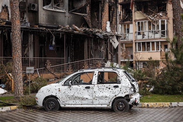 Auto fucilate per le strade delle città di Irpin dell'Ucraina dopo l'occupazione russa Irpin Bucha