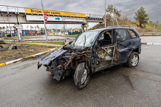 Auto fucilate per le strade delle città di Irpin dell'Ucraina dopo l'occupazione russa