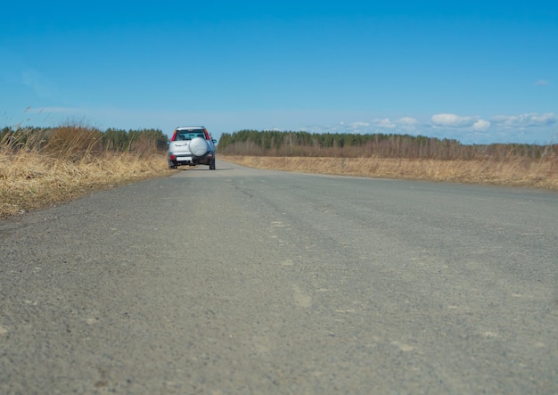 Auto fuoristrada su una strada deserta.