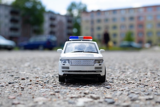 Auto giocattolo della polizia sul primo piano della strada