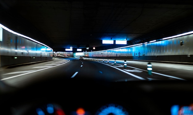 Auto guida attraverso un tunnel