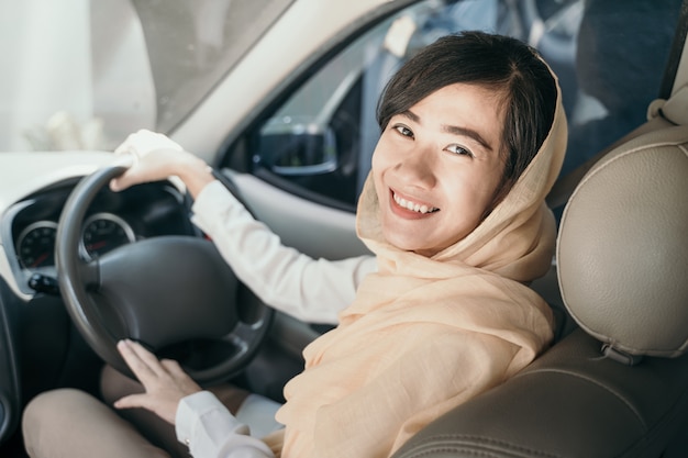 Auto guida donna musulmana