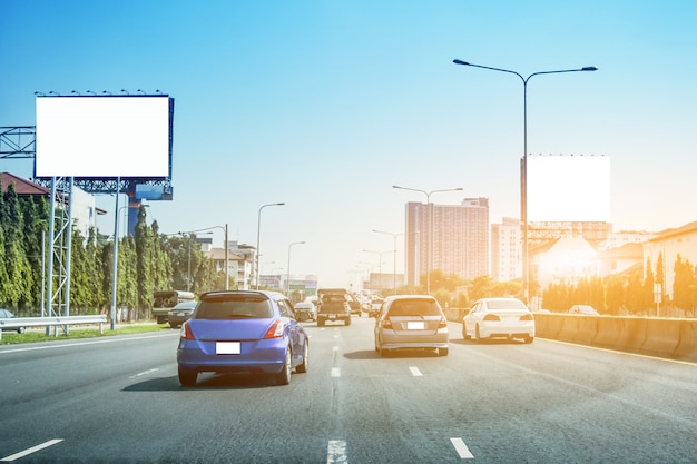 Auto guida su strada al tramonto