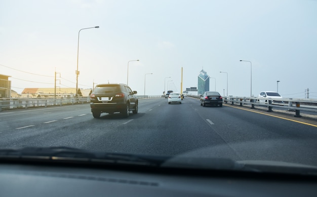 Auto guida su strada statale