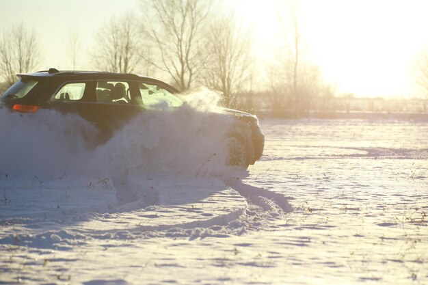 Auto in campo in inverno. cumuli di neve invernale fuoristrada. Sport estremo, divertimento.