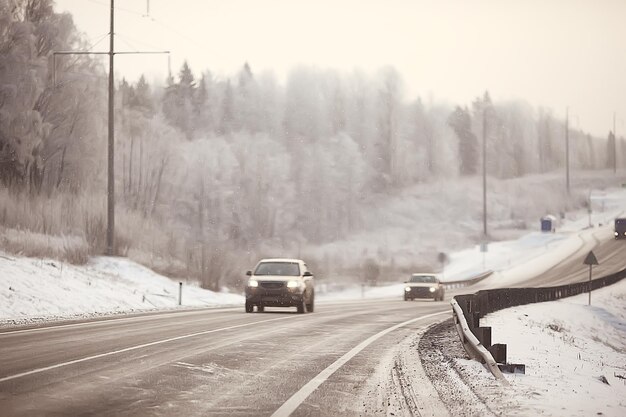 auto in inverno ingorgo stradale città / tempo invernale sull'autostrada della città, la vista dall'auto nella nebbia e la strada innevata