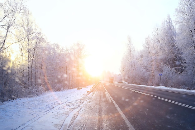 auto in inverno ingorgo stradale città / tempo invernale sull'autostrada della città, la vista dall'auto nella nebbia e la strada innevata