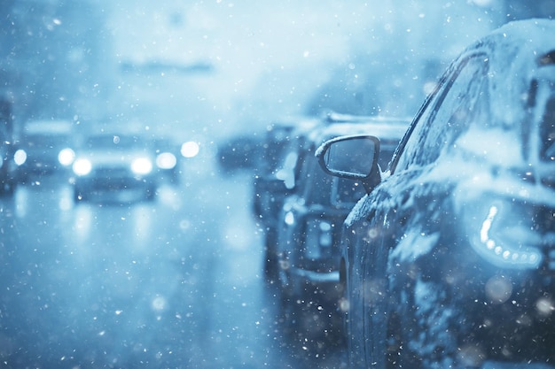 auto in inverno ingorgo stradale città / tempo invernale sull'autostrada della città, la vista dall'auto nella nebbia e la strada innevata