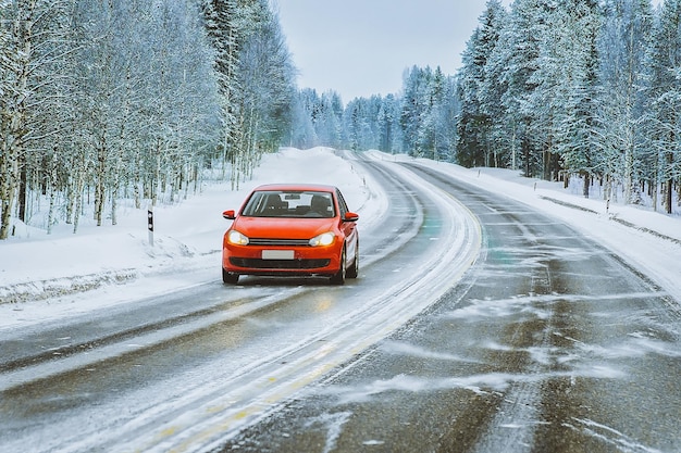 Auto in inverno su strada a Rovaniemi in Lapponia, Finlandia