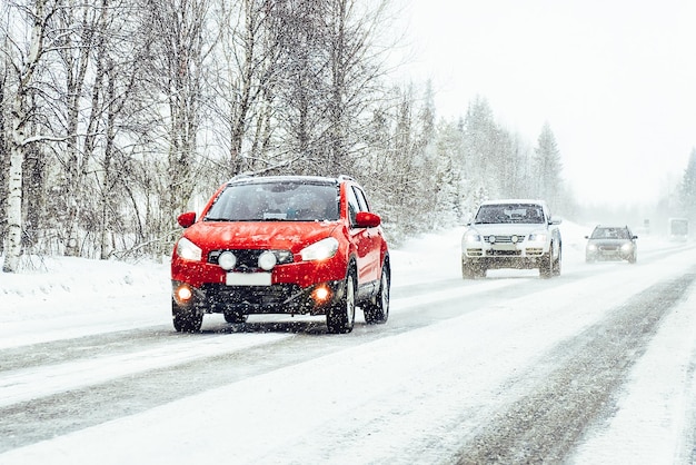 Auto in inverno su strada a Rovaniemi in Lapponia, Finlandia