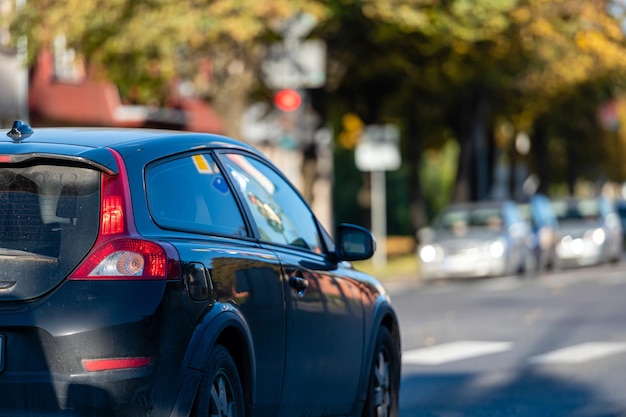 Auto in movimento sulla strada in città Vista sul traffico con indicazioni semafori e veicoli