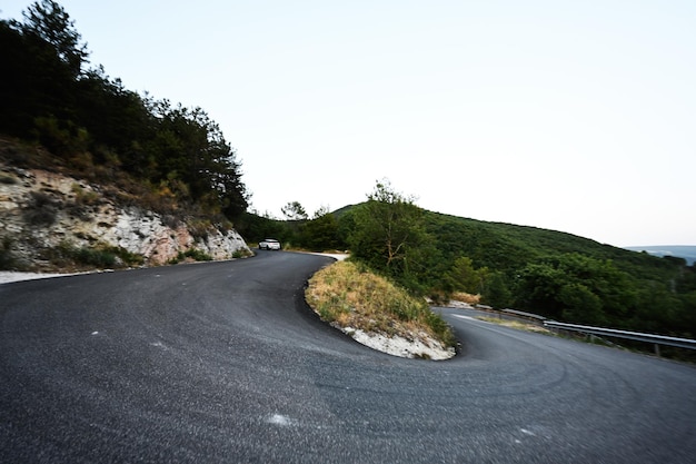 Auto in rotazione strada di montagna di Nocera Umbra città e comune in provincia di Perugia Italia