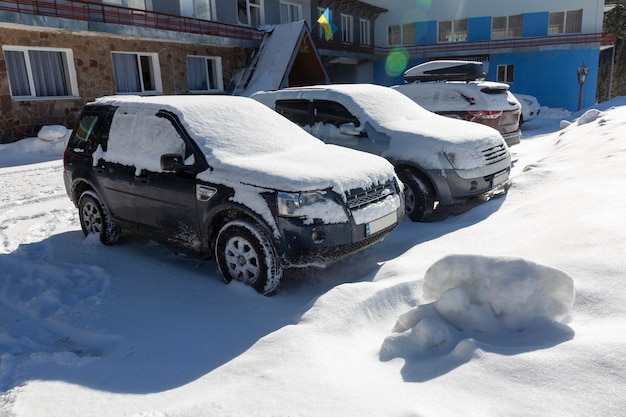 Auto innevate nel parcheggio di fronte all'hotel ucraino