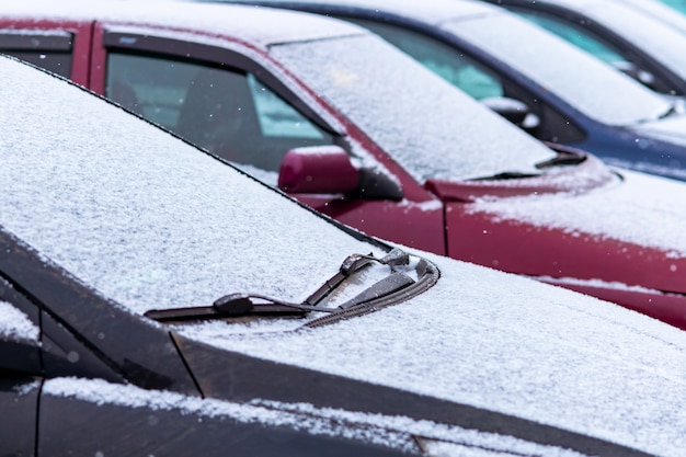 Auto innevate nel parcheggio