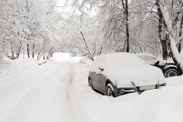 Auto innevate sullo sfondo di lasciare il cantiere.