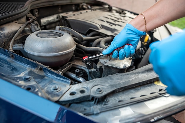 Auto manutenzione e servizio primo piano tecnico auto meccanico riparazioni motore auto