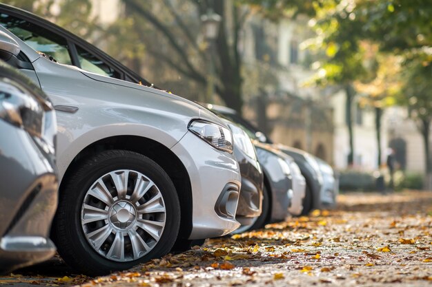 Auto moderne parcheggiate sul lato della strada della città