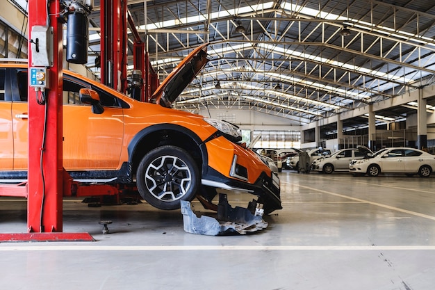 Auto nel centro di assistenza per la riparazione di automobili