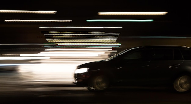 Auto nella strada di notte