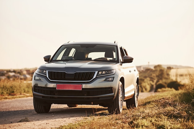 Auto nuove e moderne parcheggiate sulla strada laterale in campagna durante il giorno