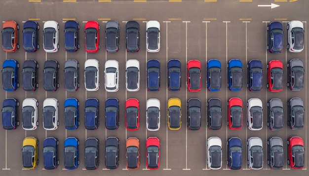 Auto nuove in vendita nel parcheggio dello showroom.