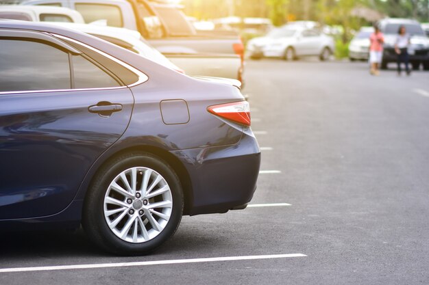 Auto parcheggiata su strada