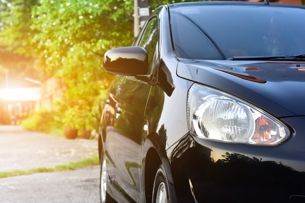 Auto parcheggiata sul tramonto della strada