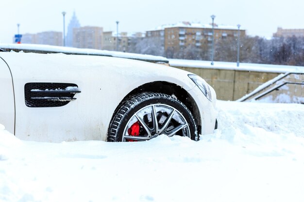 Auto parcheggiate coperte di neve