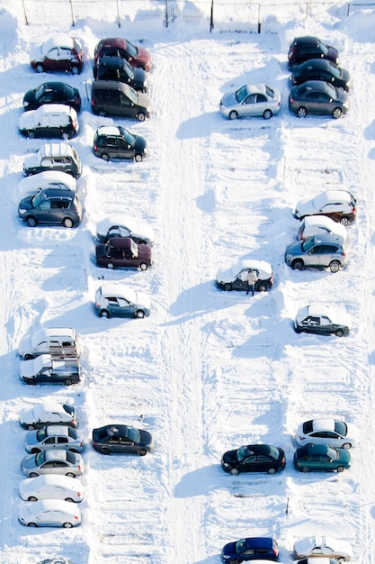 Auto parcheggiate coperte di neve