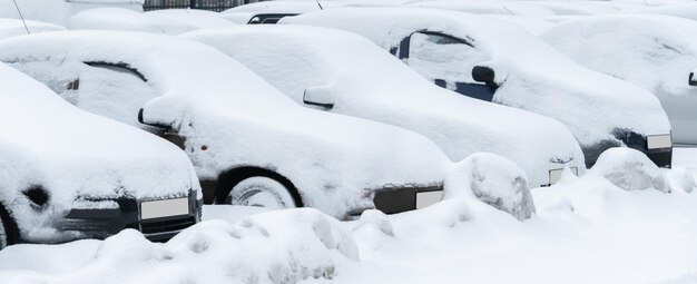 Auto parcheggiate coperte di neve