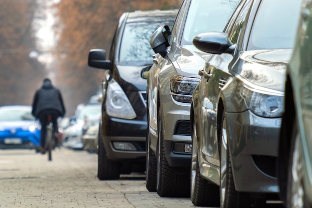 Auto parcheggiate in fila sul lato di una strada cittadina.