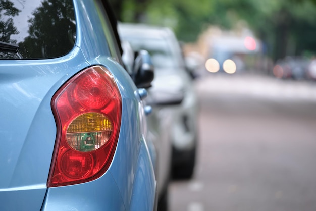 Auto parcheggiate in linea sul lato della strada della città Concetto di traffico urbano