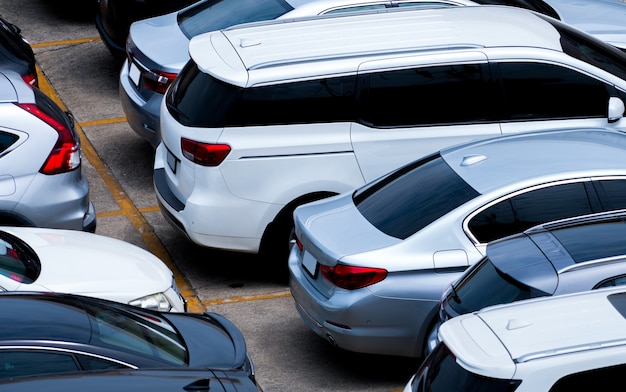 Auto parcheggiate nel parcheggio dell'aeroporto per il noleggio