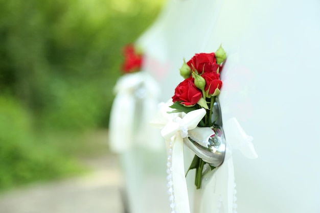 auto per matrimoni decorato con fiori