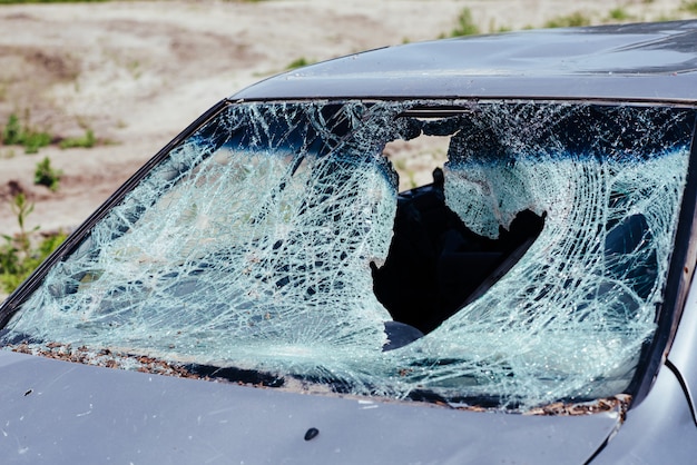 auto rotta e danneggiata