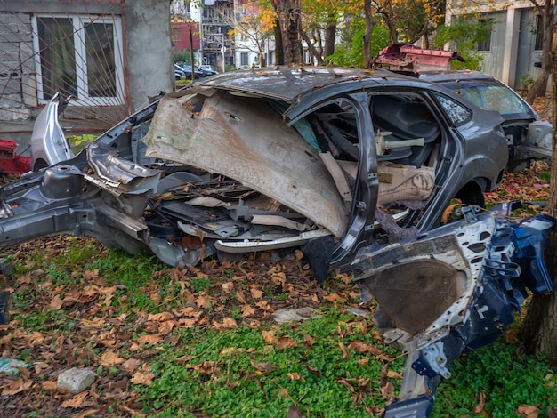 Auto rotte vicino all'officina Auto nella discarica Un mucchio di rottami di metallo Ex trasporto