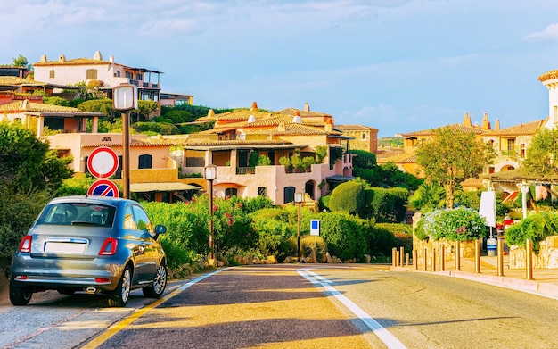 Auto su strada a Porto Cervo in Costa Smeralda in Sardegna in Italia estate. Trasporti Guida sull'autostrada d'Europa. Vista dell'auto in autostrada. provincia di Olbia. Tecnica mista.