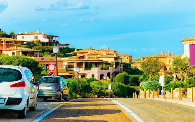 Auto su strada a Porto Cervo in Costa Smeralda in Sardegna in Italia estate. Trasporti Guida sull'autostrada d'Europa. Vista dell'auto in autostrada. provincia di Olbia. Tecnica mista.