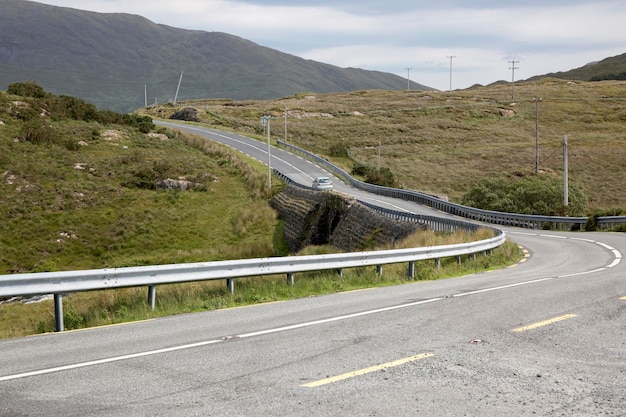 Auto su strada aperta Killary Fjord Connemara Galway Irlanda