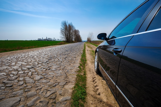 Auto su strada asfaltata in estate