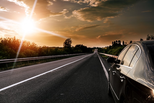 Auto su strada asfaltata