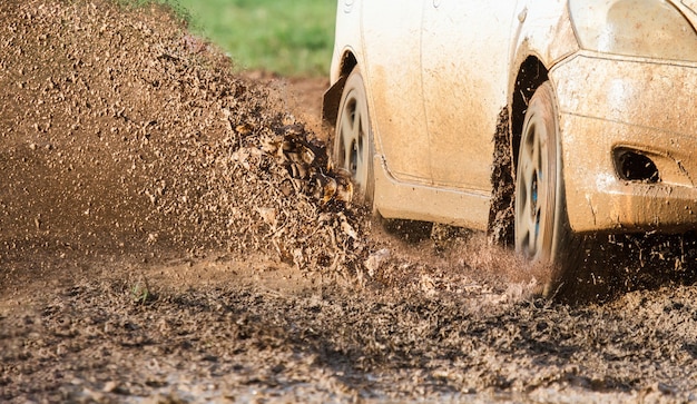 Auto su strada fangosa