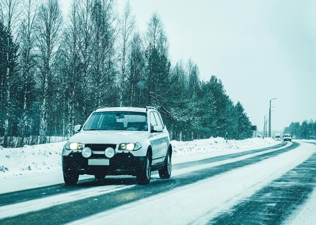 Auto su strada in inverno nevoso Lapponia, Rovaniemi, Finlandia