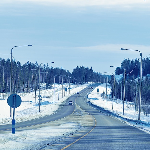 Auto su strada in inverno Rovaniemi, in Lapponia, Finlandia