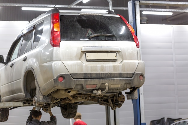 Auto su un ascensore in un'officina di servizio di riparazione